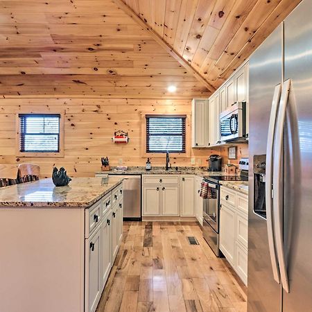 Luxe Cabin With Hot Tub, Theater, Pool Table, Arcade Піджен-Фордж Екстер'єр фото