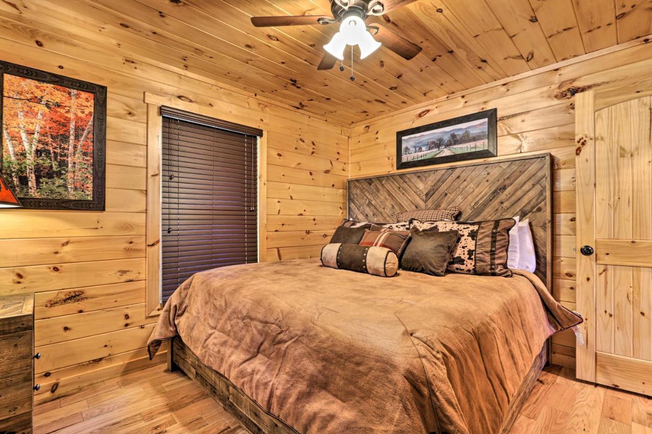 Luxe Cabin With Hot Tub, Theater, Pool Table, Arcade Піджен-Фордж Екстер'єр фото