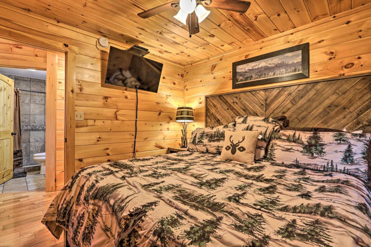 Luxe Cabin With Hot Tub, Theater, Pool Table, Arcade Піджен-Фордж Екстер'єр фото