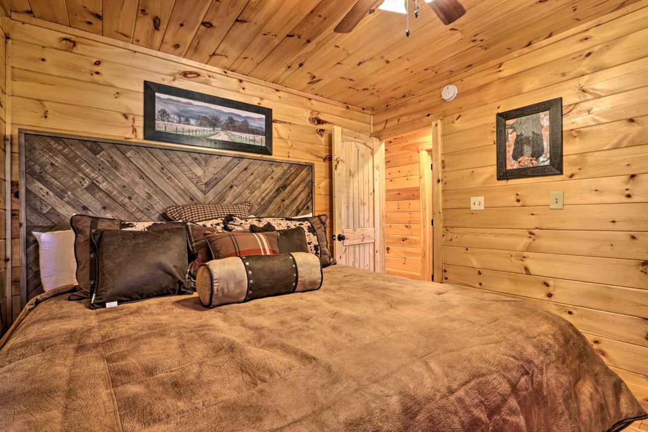 Luxe Cabin With Hot Tub, Theater, Pool Table, Arcade Піджен-Фордж Екстер'єр фото