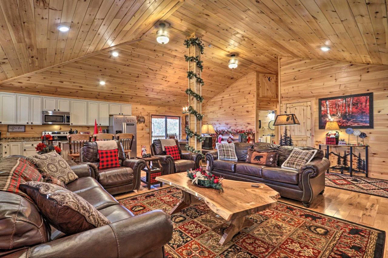 Luxe Cabin With Hot Tub, Theater, Pool Table, Arcade Піджен-Фордж Екстер'єр фото