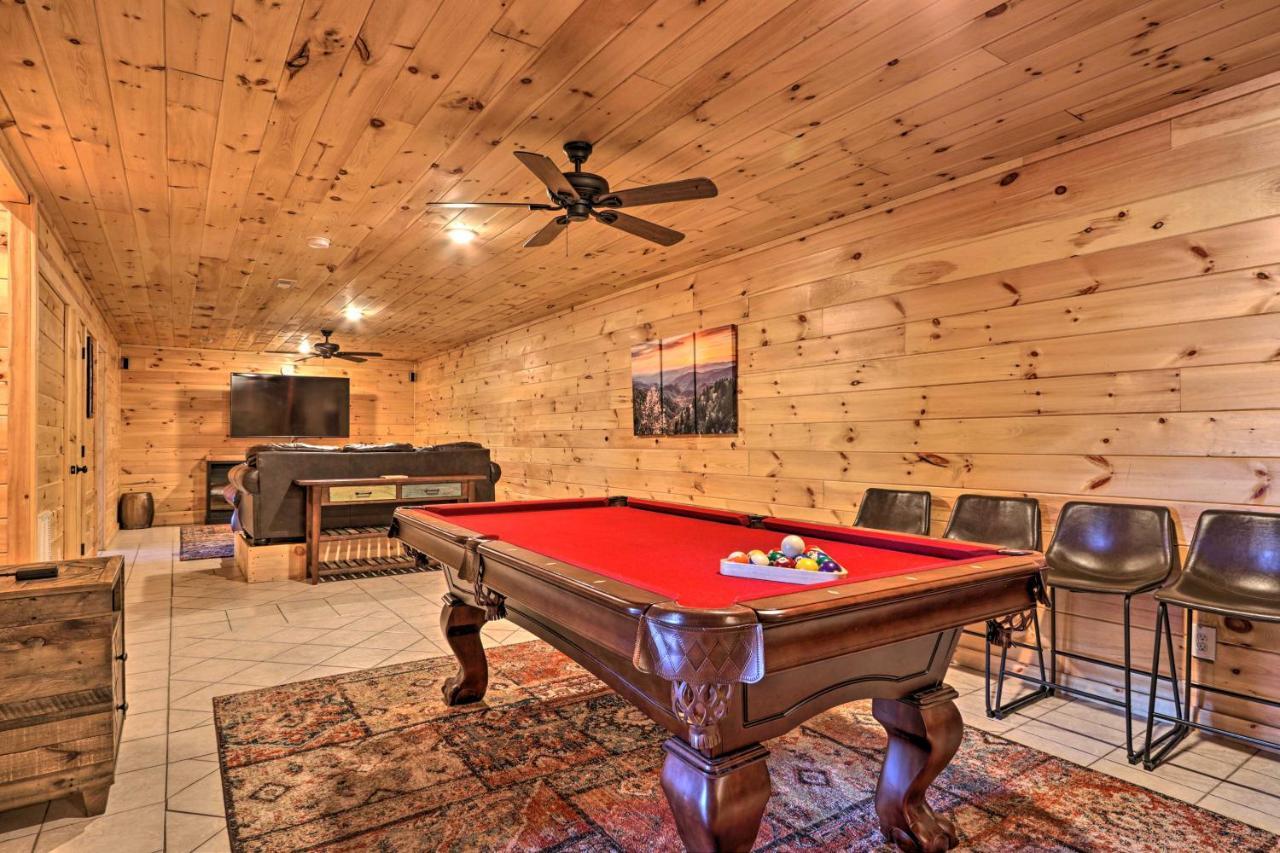 Luxe Cabin With Hot Tub, Theater, Pool Table, Arcade Піджен-Фордж Екстер'єр фото