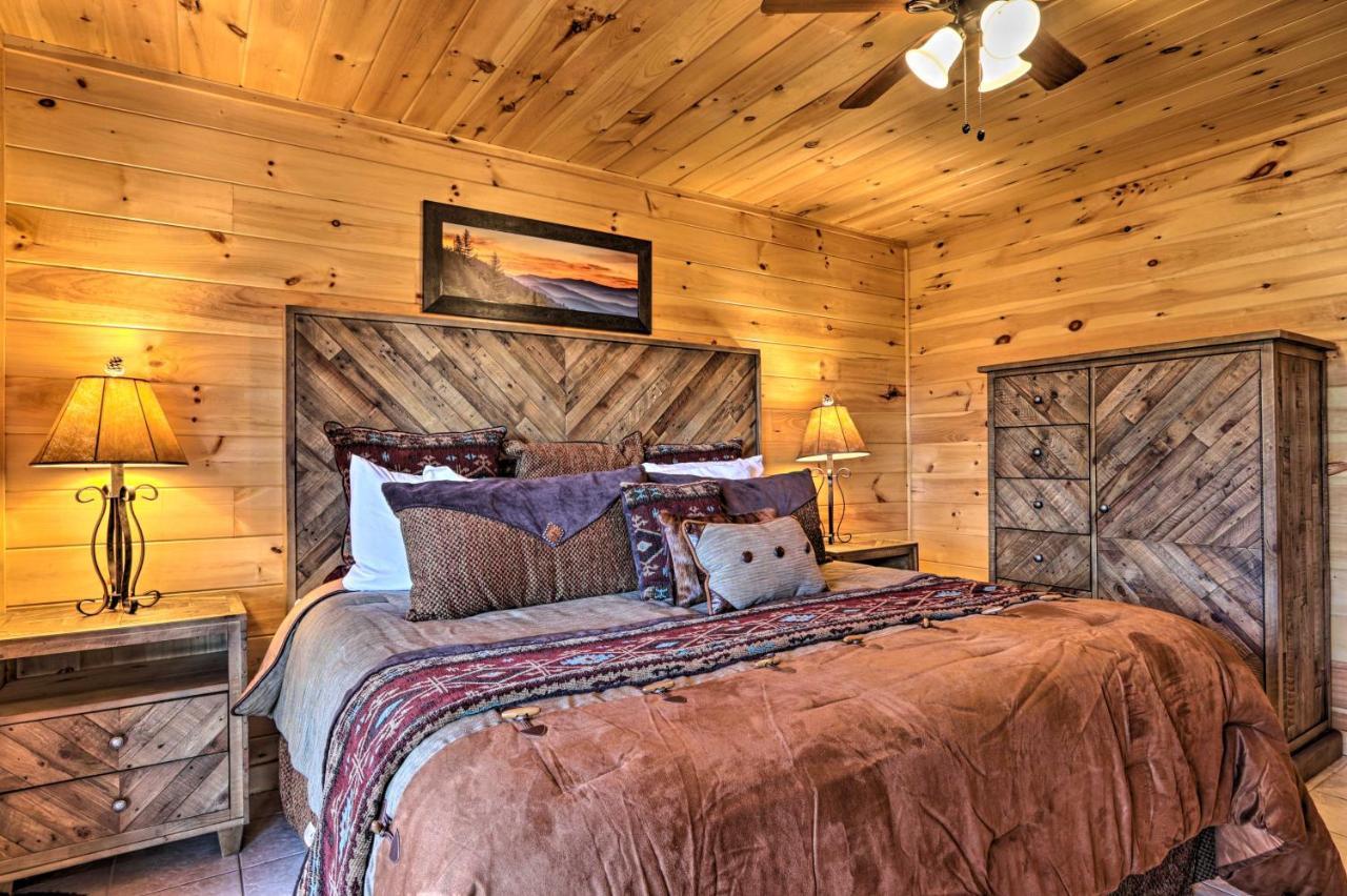 Luxe Cabin With Hot Tub, Theater, Pool Table, Arcade Піджен-Фордж Екстер'єр фото