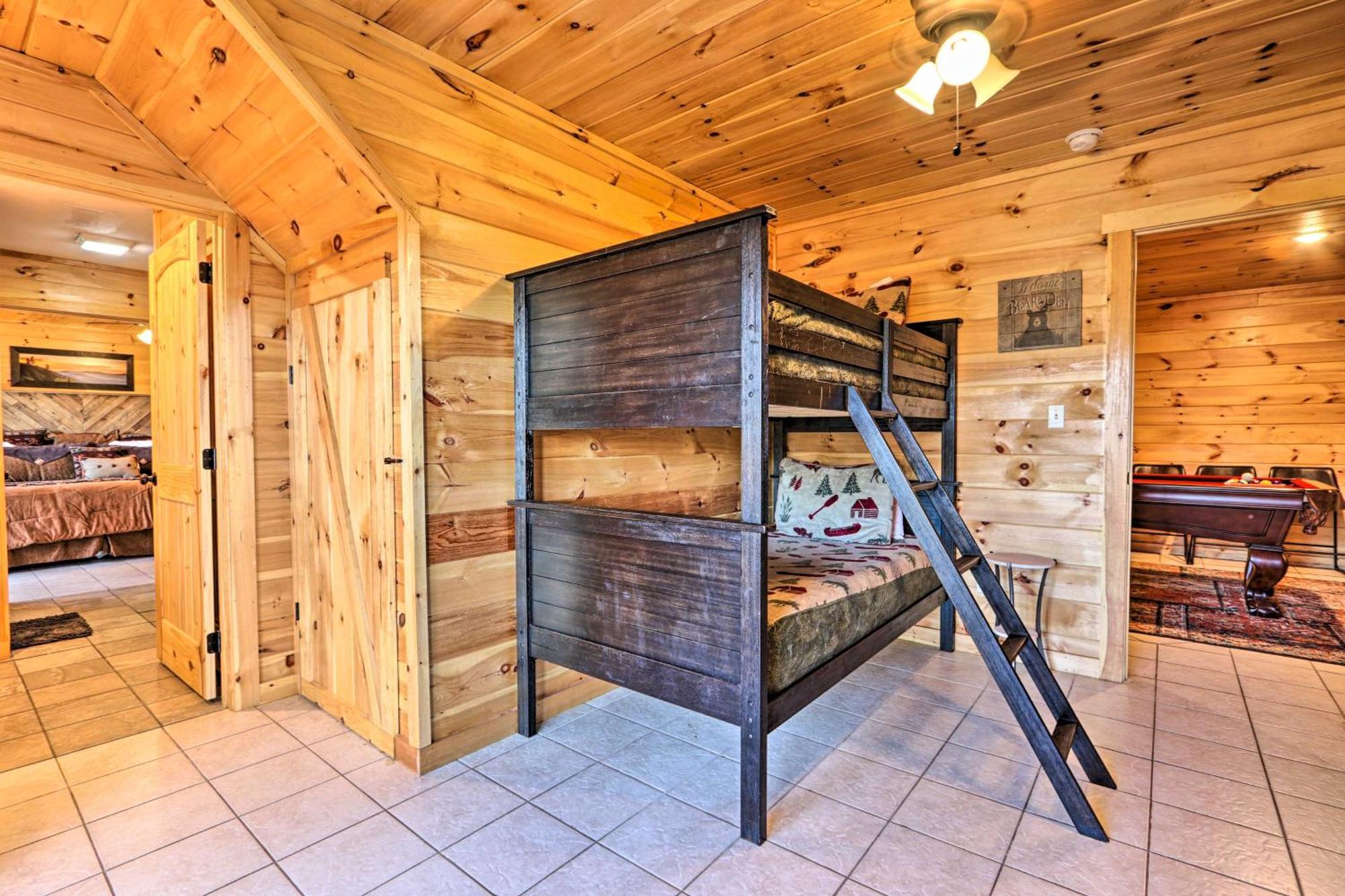 Luxe Cabin With Hot Tub, Theater, Pool Table, Arcade Піджен-Фордж Екстер'єр фото