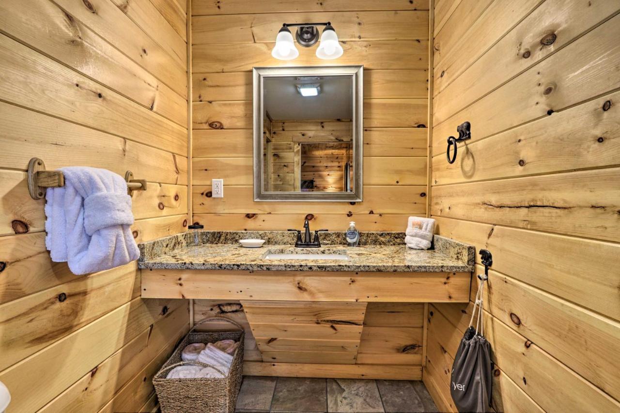 Luxe Cabin With Hot Tub, Theater, Pool Table, Arcade Піджен-Фордж Екстер'єр фото