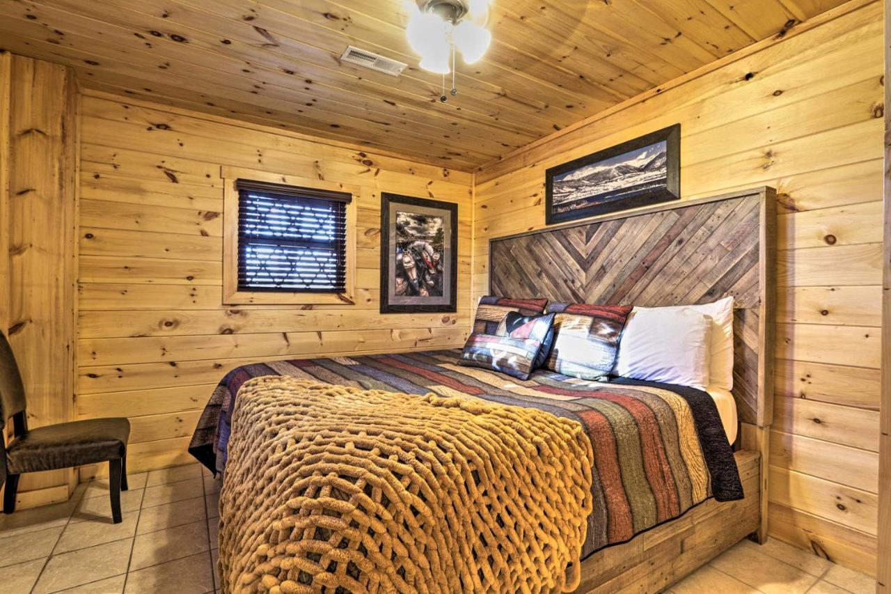 Luxe Cabin With Hot Tub, Theater, Pool Table, Arcade Піджен-Фордж Екстер'єр фото