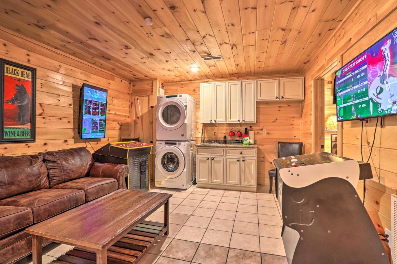 Luxe Cabin With Hot Tub, Theater, Pool Table, Arcade Піджен-Фордж Екстер'єр фото