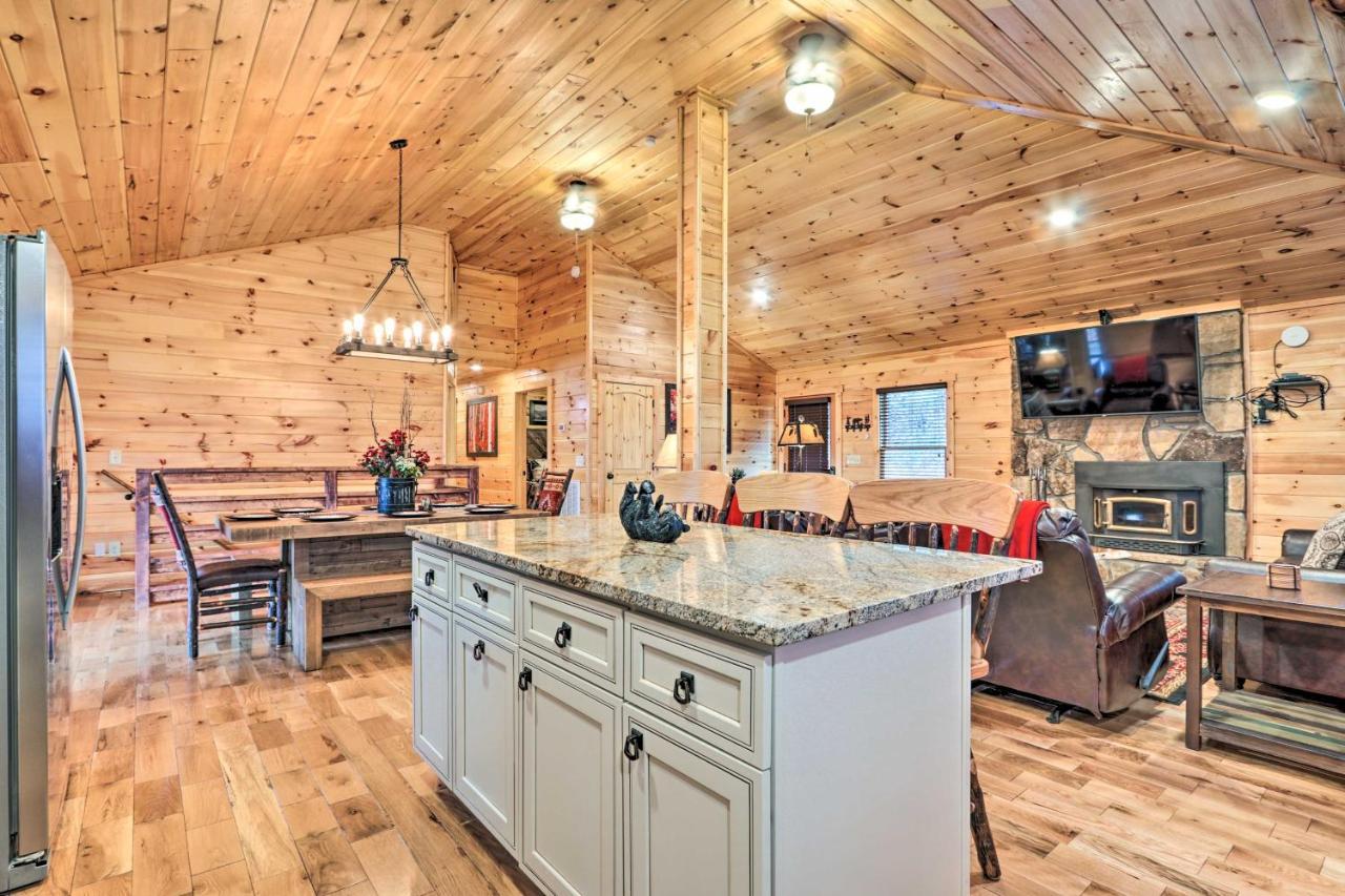 Luxe Cabin With Hot Tub, Theater, Pool Table, Arcade Піджен-Фордж Екстер'єр фото