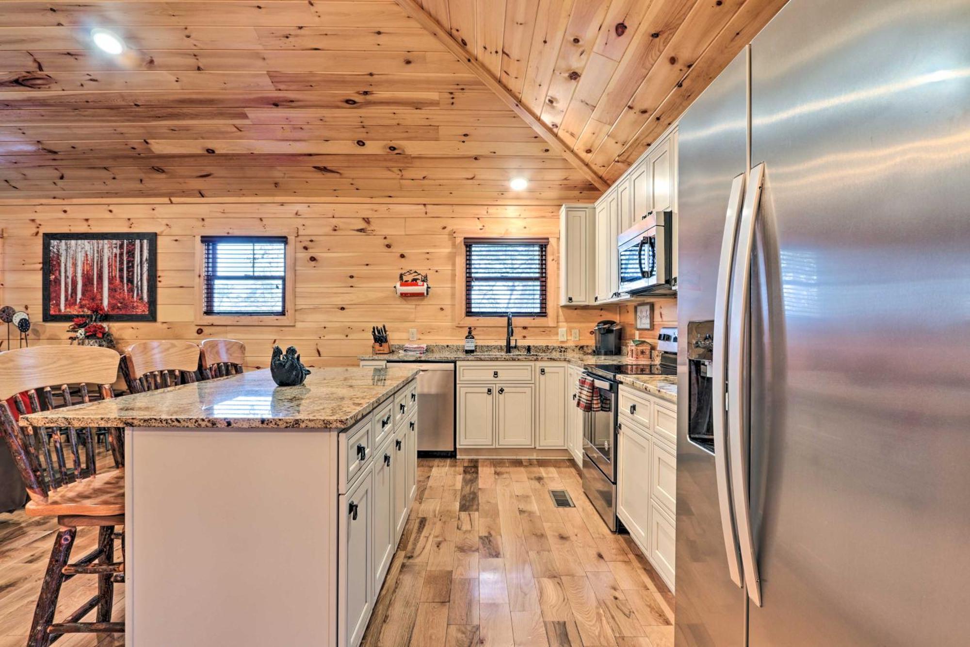 Luxe Cabin With Hot Tub, Theater, Pool Table, Arcade Піджен-Фордж Екстер'єр фото