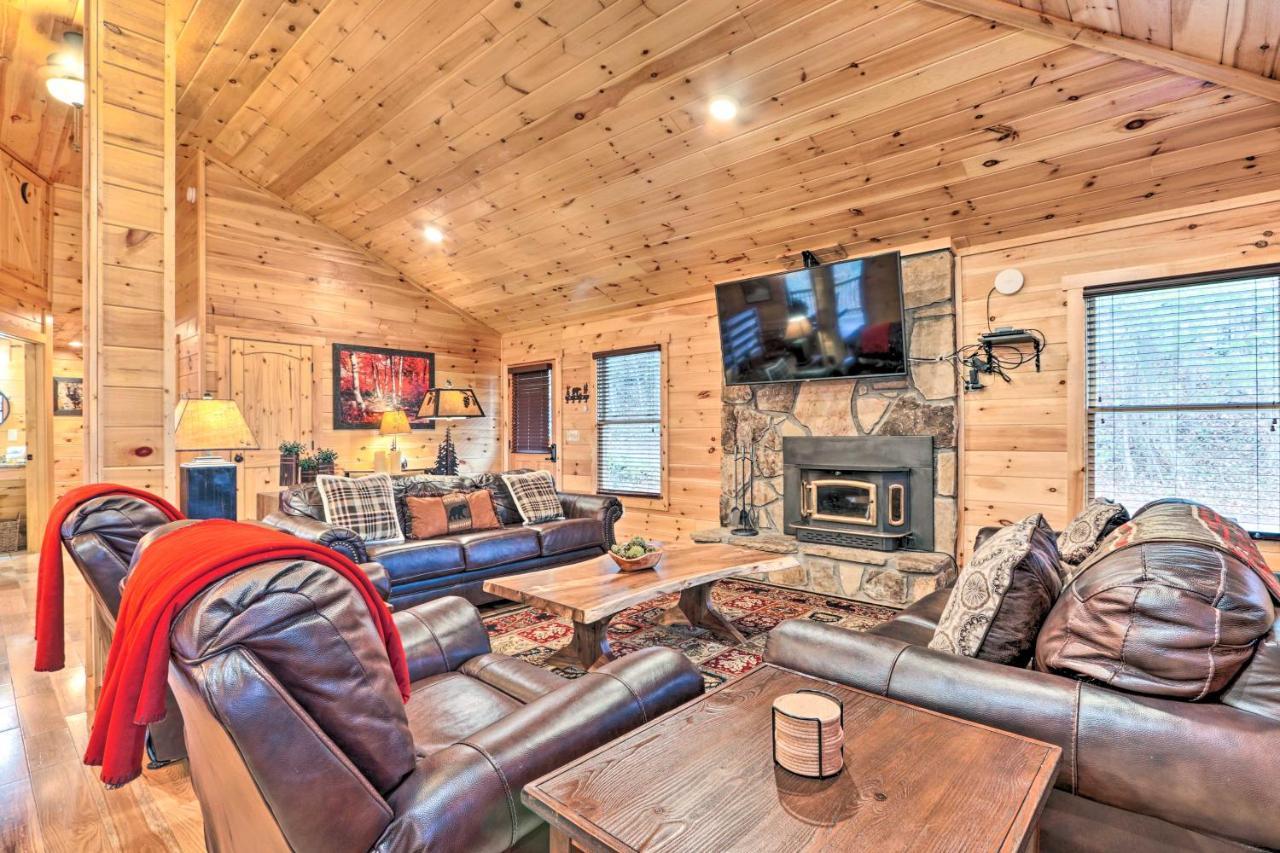 Luxe Cabin With Hot Tub, Theater, Pool Table, Arcade Піджен-Фордж Екстер'єр фото