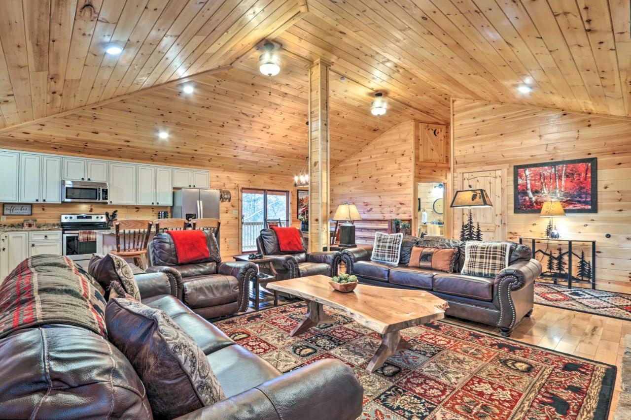 Luxe Cabin With Hot Tub, Theater, Pool Table, Arcade Піджен-Фордж Екстер'єр фото