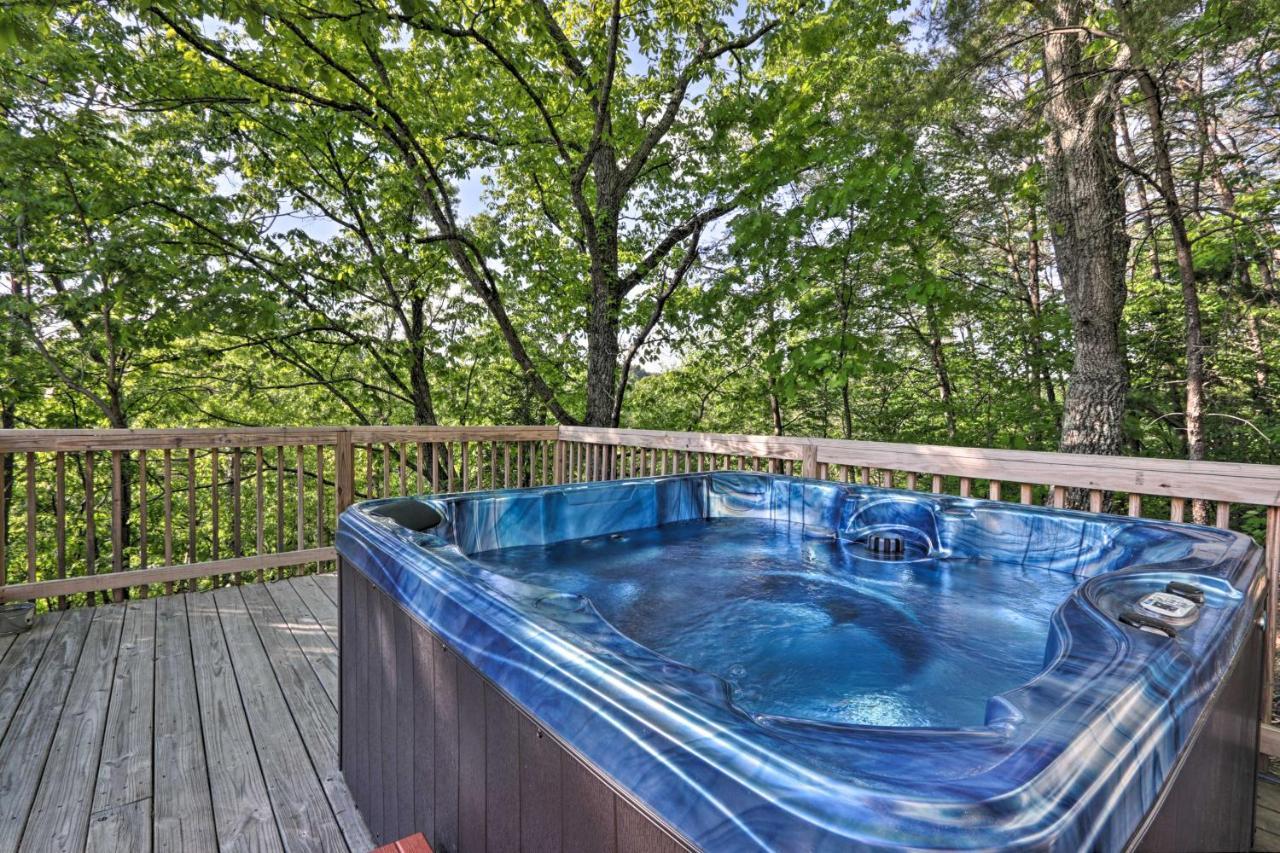 Luxe Cabin With Hot Tub, Theater, Pool Table, Arcade Піджен-Фордж Екстер'єр фото